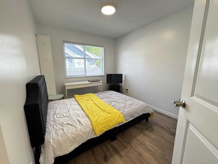 935 Ewen Avenue town house — New Westminster, BC (4-Bedroom) - 4 Bedroom - Photo 4