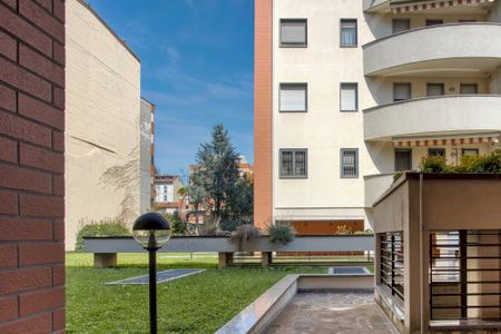 Cozy single room with terrace and window in Milan - Photo 4
