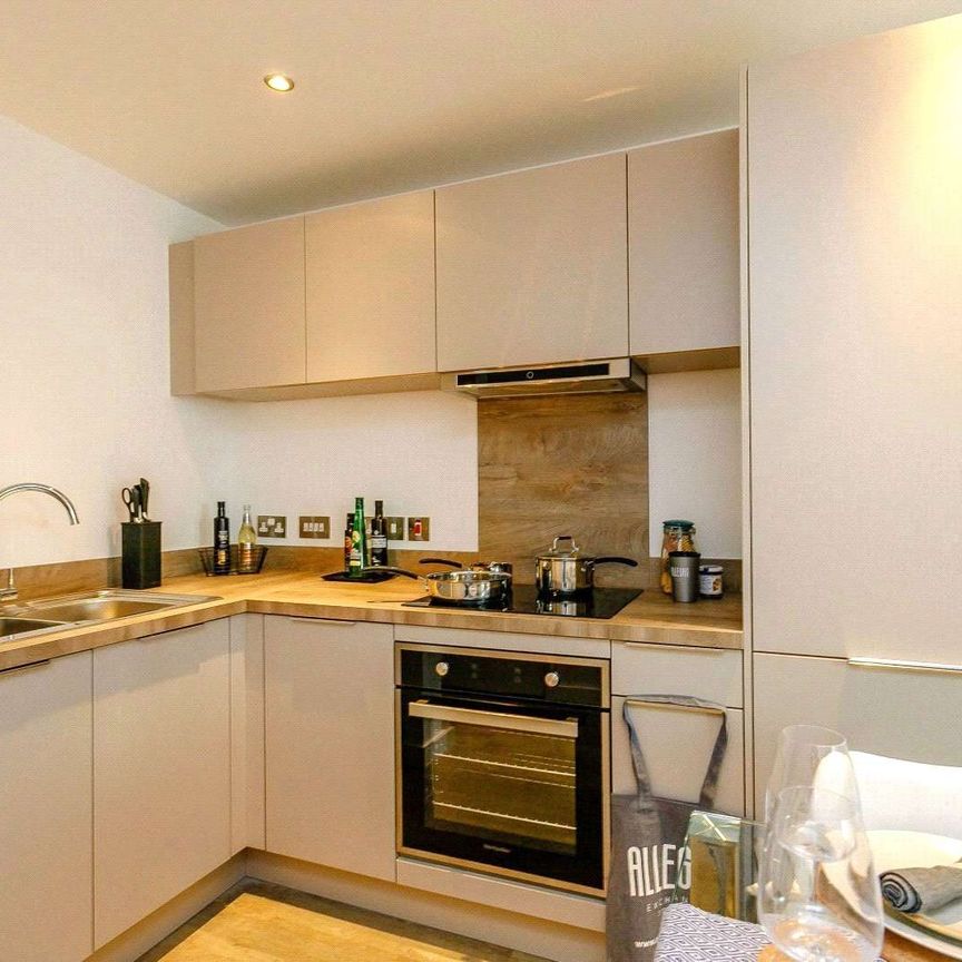 AVAILABLE JAN 5TH | ONE BEDROOM APARTMENT AT ALLEGRO LIVING | BLEND OF COMFORT AND CONVENIENCE | PARKING AVAILABLE | PRIME LOCATION | 24-HOUR CONCIERGE | RESIDENTS GYM - Photo 1