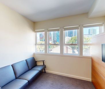 Fully Furnished, Light-Filled Studio Apartment in Prime Carlton Loc... - Photo 2