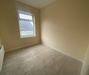 3 bedroom end of terrace house to rent - Photo 2