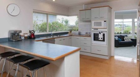 3-Bedroom Spacious Family Home in Somerville - Photo 5