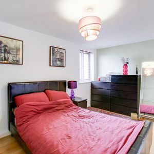 1 bedroom in a flat share to rent - Photo 3