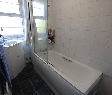 Double Room in a 3 Bed Flat Share- WAPPING - Photo 5