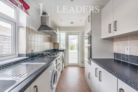 3 bedroom bungalow to rent Oliver Road, Horsham, West Sussex, RH12 - Photo 5