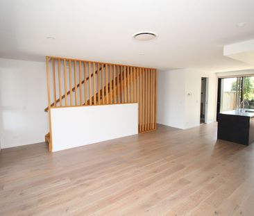 MODERN TOWNHOUSE LIVING - Photo 4