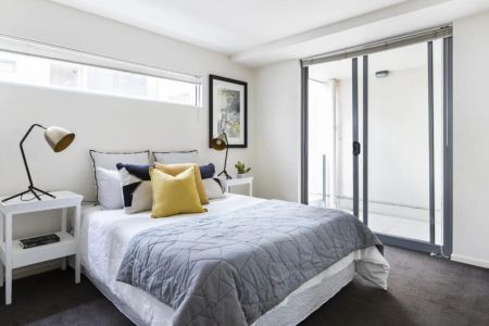 Substantial city-side living, seconds to Albert Park Lake - Photo 3