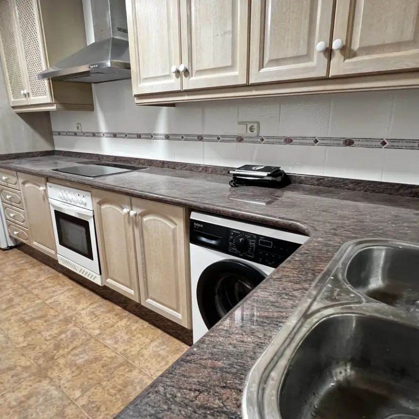 Room in a shared 5-bedroom apartment for rent in Burjassot, professionals only - Foto 1