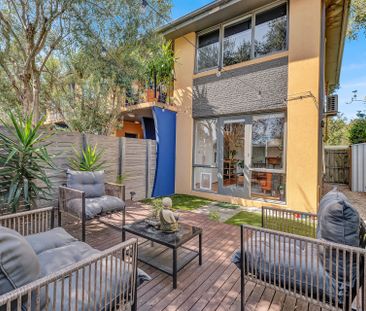 Spacious Windsor apartment with direct access to a park - Photo 1