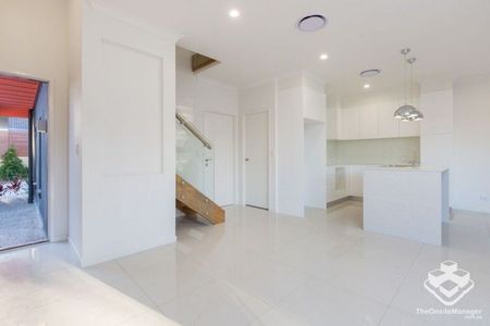 LEASED - LUXURY TOWNHOUSE in great condition - Photo 4