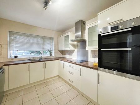 3 bed terraced house to rent in Jennery Lane, Slough, SL1 - Photo 3