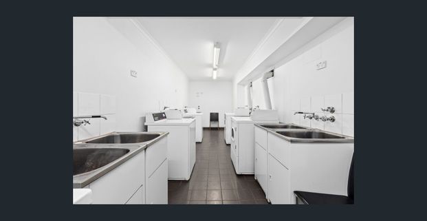 Modern and stylish studio apartment in a security building - Photo 1