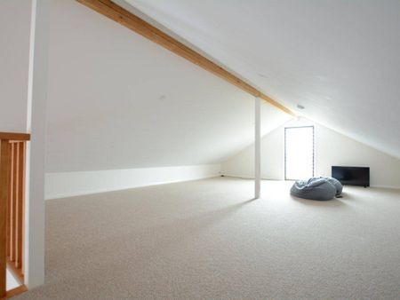 MODERN COASTAL LIVING – STYLISH 3-BEDROOM HOME WITH LOFT & OCEAN GlLIMPSES - Photo 3