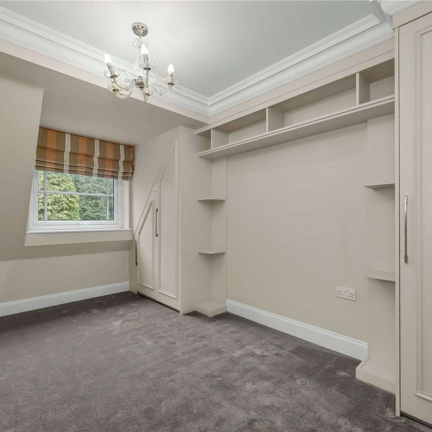 A stylish split-level penthouse apartment in a private development moments from Oxshott Heath and within close proximity to popular schools. - Photo 1