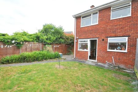 3 bedroom end of terrace house to rent - Photo 3