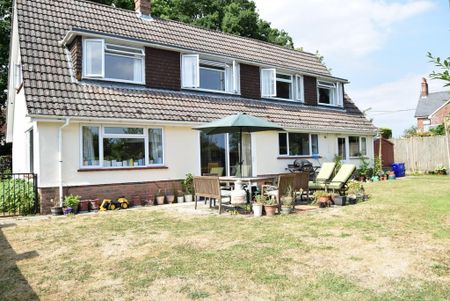 4 bedroom detached house to rent - Photo 3