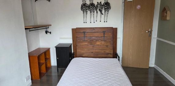1 bedroom in a house share to rent - Photo 2