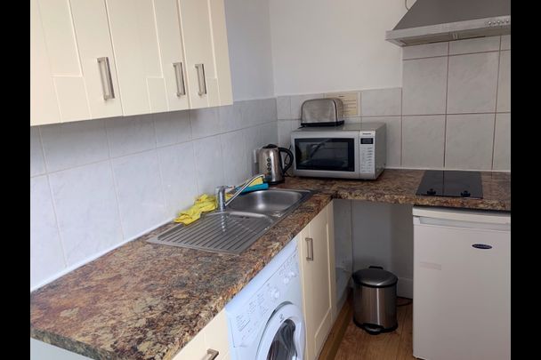 Studio Flat, Bowes Road, N11 - Photo 1