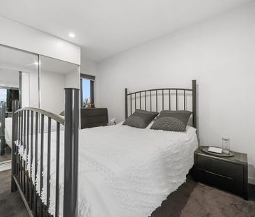Sleek Apartment in Vibrant Fitzroy North - Photo 3