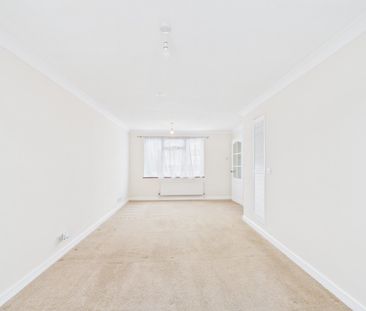 2 bedroom Flat in South Lynn Crescent, Bracknell - Photo 3
