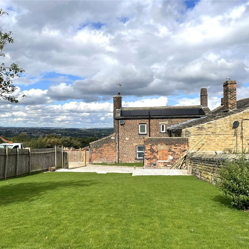 Available now, Ouzelwell Hall Farm Cottage is a recently refurbished, two bedroomed semi-detached character cottage situated in a semi-rural location within the popular town of Dewsbury. - Photo 1