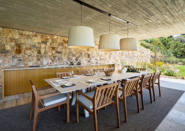 Contemporay villa with five car garage and panoramic sea views in El Madroñal