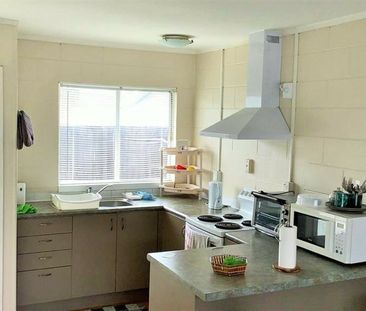 Central Papakura 2 bedroom unit. - Photo 2