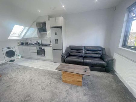 Stunning Bedroom Flat In Fairmead Crescent, HA8 - Photo 5