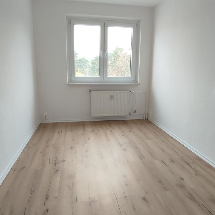 Einziehen und Wohlfühlen… Neu gefliestes Bad und Küche -3 Raumwohnung- sofort anzumieten - Foto 1