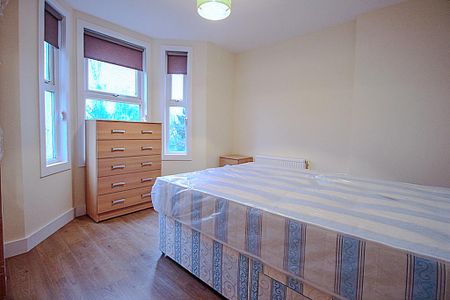 1 bedroom in a flat share to rent - Photo 2