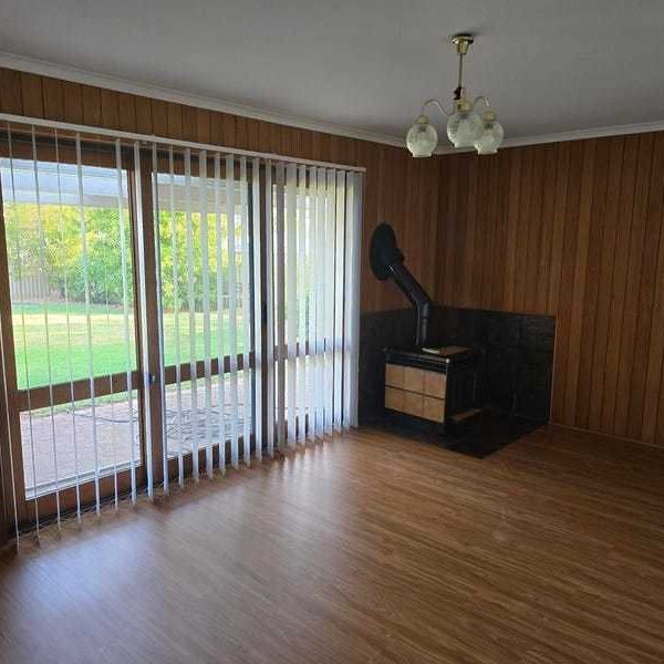 15 Keats Crescent - Photo 1