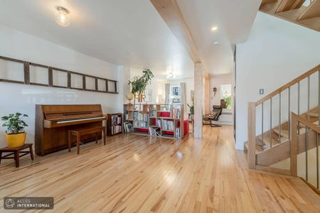 Furnished two-story house for rent in Villeray - abundant natural light - Photo 2