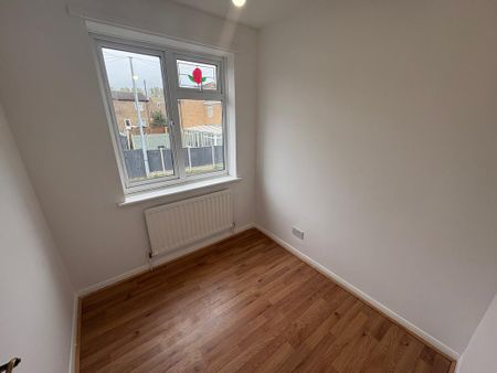 3 bedroom semi-detached house to rent - Photo 3