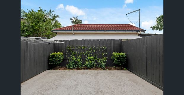 Modern 3-Bedroom Townhouse in Prime Kedron Location! - Photo 1