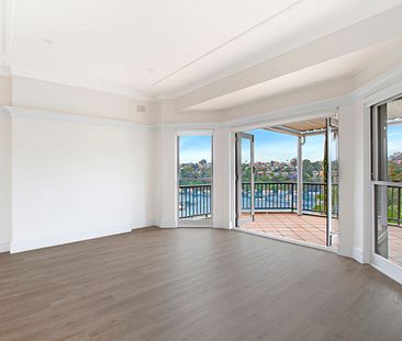 TOP-FLOOR BAYSIDE APARTMENT WITH EXPANSIVE MOSMAN BAY VIEWS - Photo 4