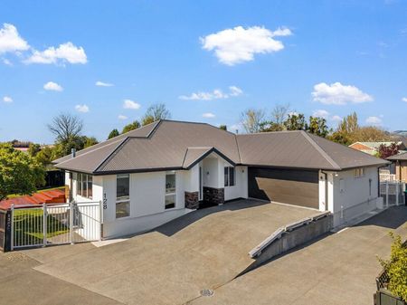 Executive Four Bedroom Family Home! - Photo 3