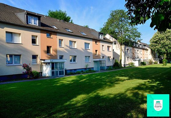 Frisch sanierte 2-Zimmer-Wohnung im 1. Obergeschoss mit Balkon - Photo 1