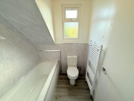 2 bedroom Flat To Let - Photo 4