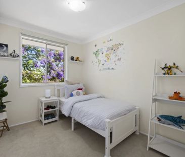 Generously sized family home enjoys level yard and views - Photo 4