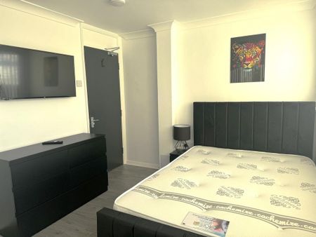 1 bedroom in a house share to rent - Photo 2