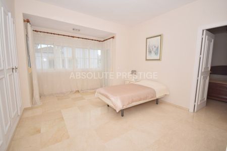 Villa for long term rent in El Paraiso, Estepona East - Photo 5