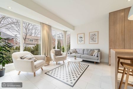 Beautiful furnished house for rent in Ville Mont-Royal - high ceilings, and skylights. - Photo 4