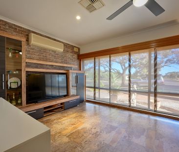 Spacious 3-Bedroom Family Home for Rent - Photo 1