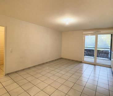 Bron : Agréable T2 avec balcon et parking - Photo 3