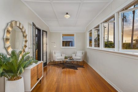 Art Deco Family Home with Panoramic City Views - Photo 2