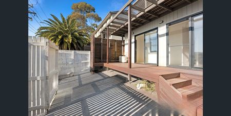 Classic 2Br Townhouse in Maribyrnong! - Photo 2