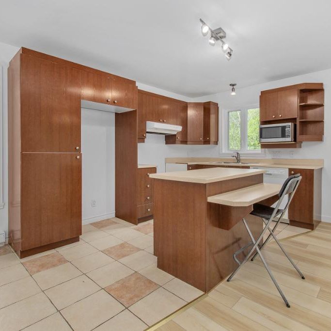 Disponible 1er juillet 2026 Maison entièrement rénovée en 2026 : 3 chambres avec balcon et accès à la cour arrière Sainte-Adèle - Photo 1