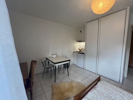 Location GRENOBLE Studio meublé - Photo 2