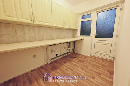 3 bedroom Semi Detached for rent on Fenham Hall Drive, Fenham, Newcastle Upon Tyne, NE4 9XE Available 01/12/2025 - Photo 5