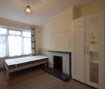 4 bedroom Semi-detached house to rent - Photo 5